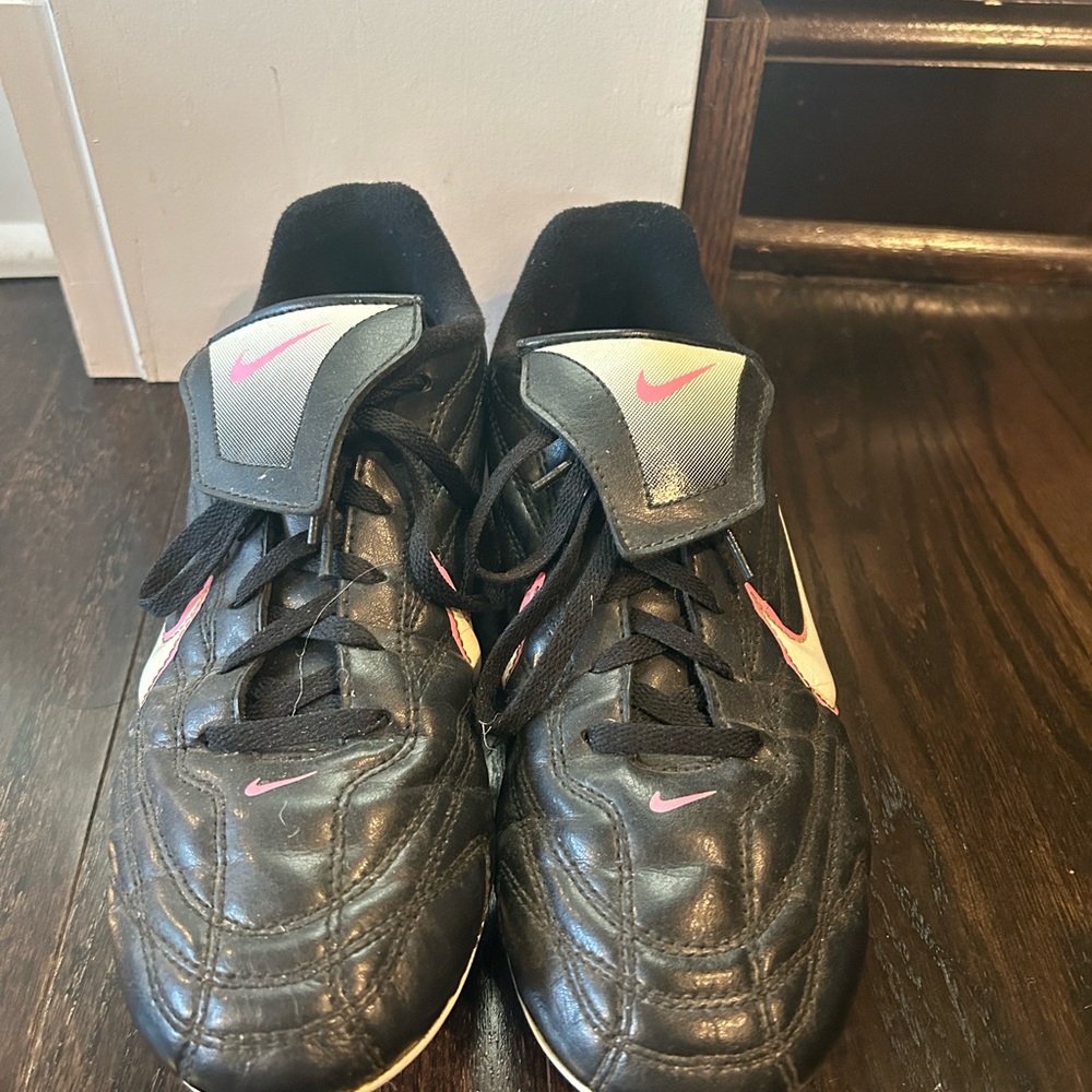Girls Nike soccer cleats, sz 5.5, pink
